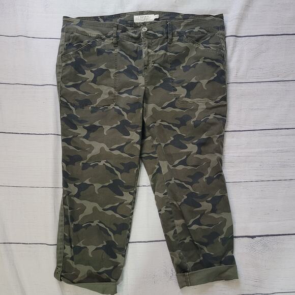 Torrid Size 22 Crop Aviator Skinny Stretch Twill Mid-Rise Pant Dark Camo - Picture 2 of 8